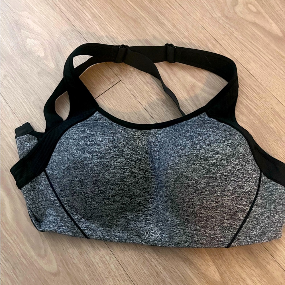 32D Victoria’s Secret sports bra